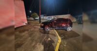 apos-colisao-com-amarok,-corsa-invade-calcada-e-derruba-placa-em-apucarana