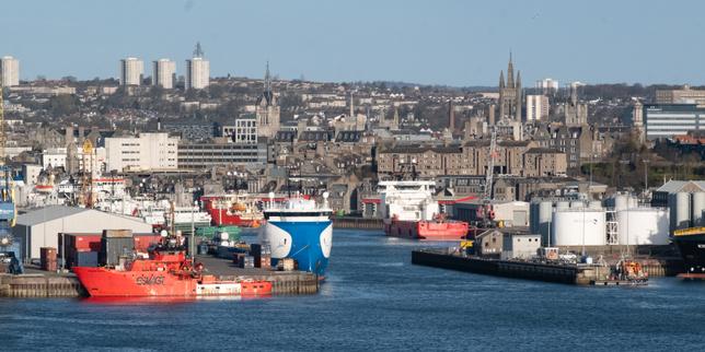 a-aberdeen,-en-ecosse,-le-lent-crepuscule-des-hydrocarbures-de-la-mer-du-nord