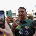 flavio-bolsonaro-compara-fake-news-sobre-nossa-senhora-aparecida-a-facada-no-pai