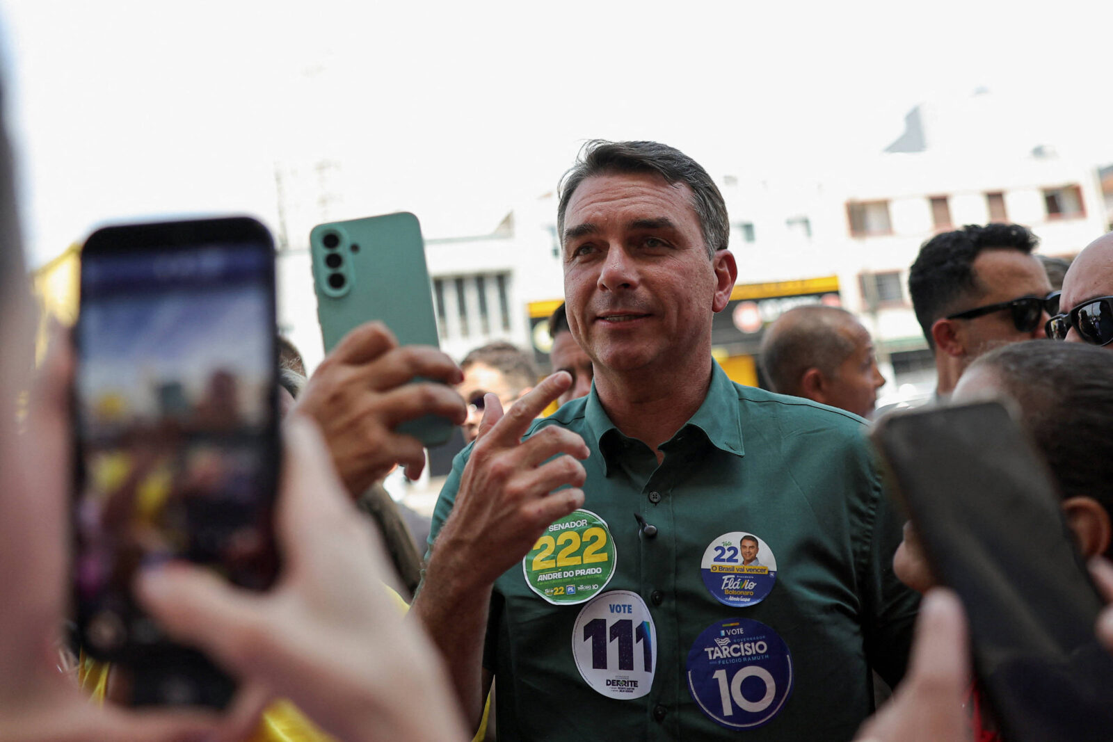 flavio-bolsonaro-compara-fake-news-sobre-nossa-senhora-aparecida-a-facada-no-pai