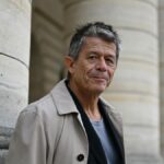 emmanuel-carrere-se-presenta-hoy-en-el-teatro-solis:-por-que-su-visita-es-uno-de-los-acontecimientos-culturales-mas-importantes-del-ano-en-uruguay