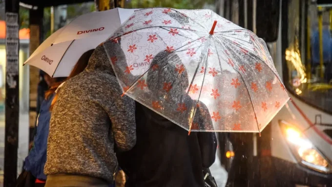 inumet-emitio-una-doble-alerta-amarilla-por-lluvias-abundantes-y-tormentas-fuertes:-que-zonas-estan-afectadas