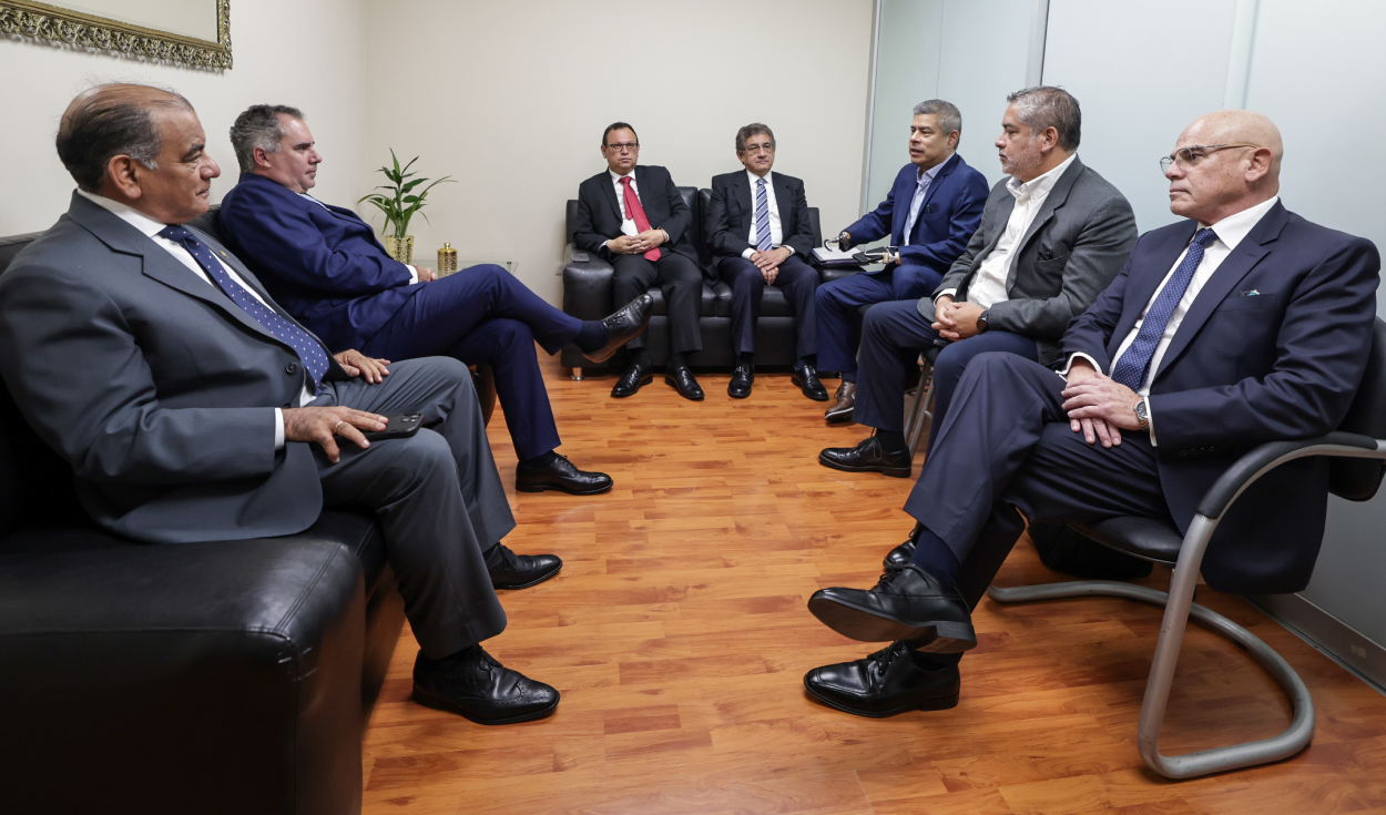 ahora-nacion-se-reunio-con-el-premier-galarreta-para-revisar-el-pedido-de-facultades-horas-antes-de-su-debate-en-constitucion