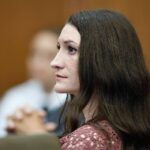 mulher-que-matou-tres-filhos-nos-eua-volta-a-tribunal-enquanto-defesa-tenta-impedir-novo-julgamento