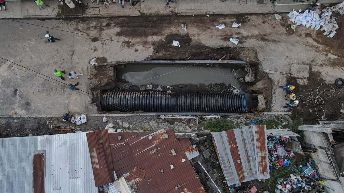 asi-avanzan-los-trabajos-para-reparar-el-tramo-afectado-por-socavones-en-pablo-vi-de-mixco