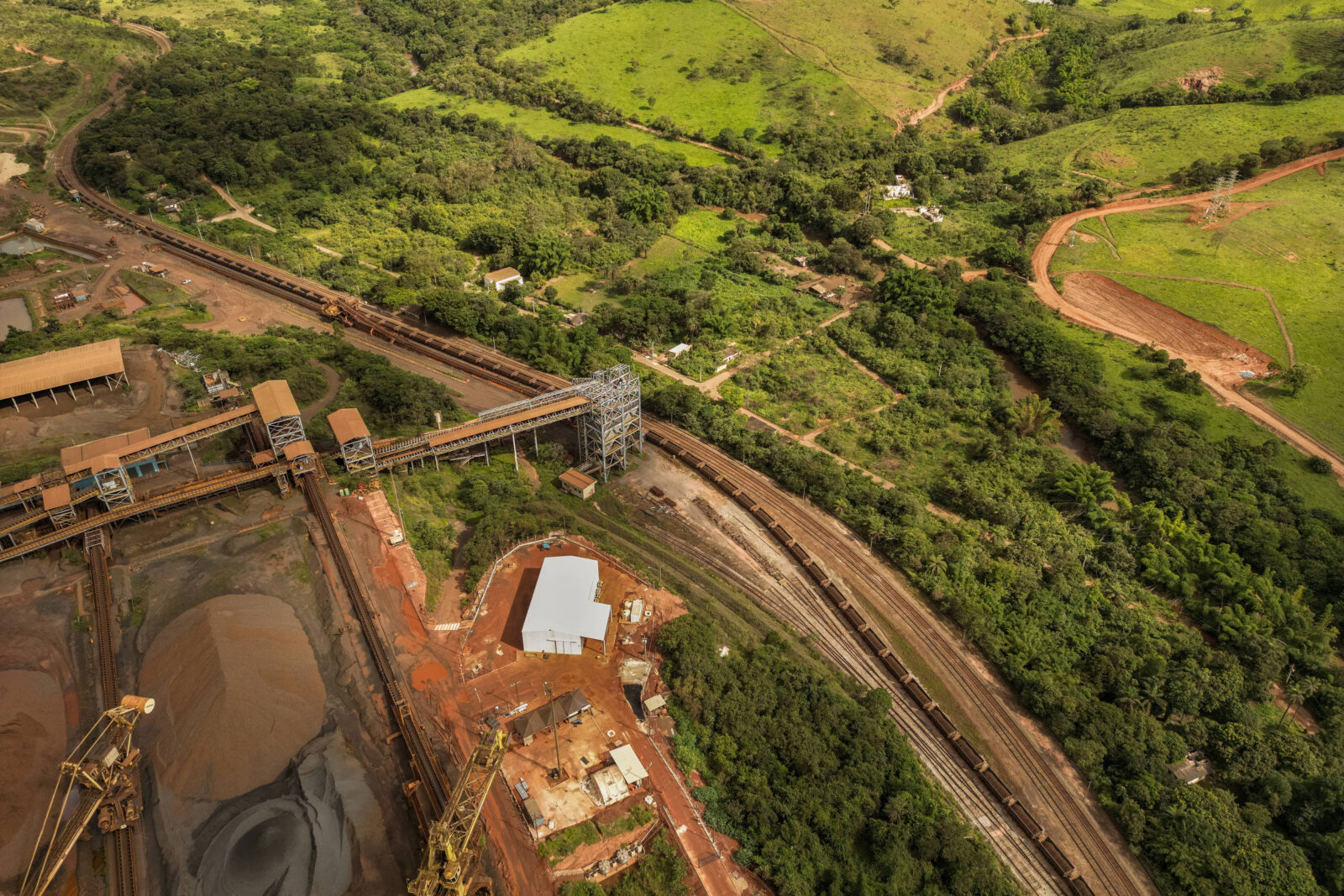 acoes-da-csn-caem-mais-de-10%-apos-csn-mineracao-cortar-projecoes-para-2026