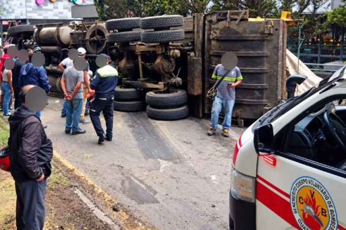 las-charcas-y-calzada-roosevelt-colapsan-tras-accidente-de-transito-en-ciudad-san-cristobal