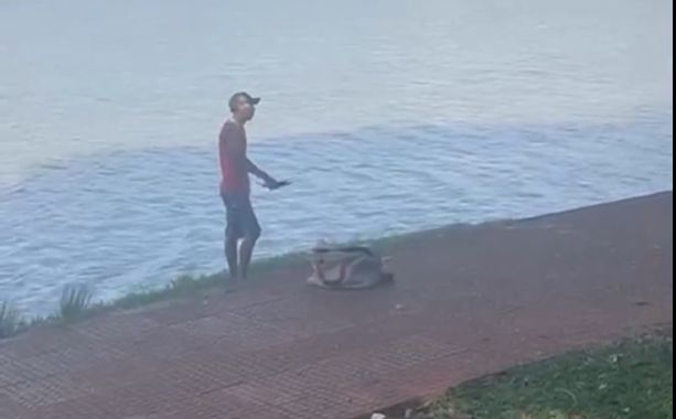 intento-escapar-de-la-policia-lanzandose-al-lago-y-le-acorralaron-los-cocodrilos