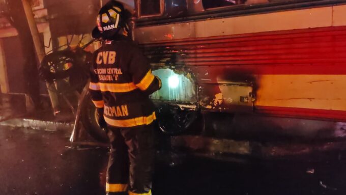 bus-en-llamas,-piloto-herido-y-motorista-con-quemaduras-tras-ataque-armado-en-la-calzada-jose-milla