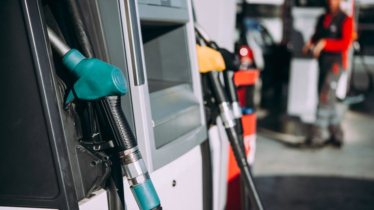 combustibles:-el-gobierno-volvio-a-postergar-la-suba-de-impuestos-y-busca-contener-el-impacto-en-los-surtidores