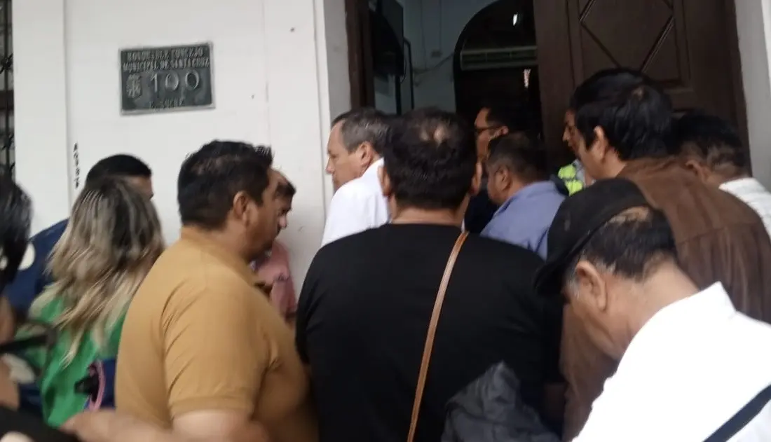 santa-cruz:-vecinos-y-transportistas-se-increpan-en-inmediaciones-del-concejo-municipal 