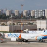 videos:-avion-que-volaba-desde-dubai-hacia-tel-aviv-aterriza-de-emergencia-tras-violento-ataque-entre-pilotos