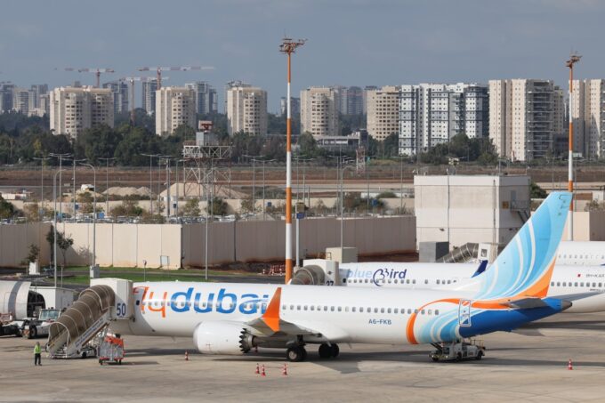 videos:-avion-que-volaba-desde-dubai-hacia-tel-aviv-aterriza-de-emergencia-tras-violento-ataque-entre-pilotos