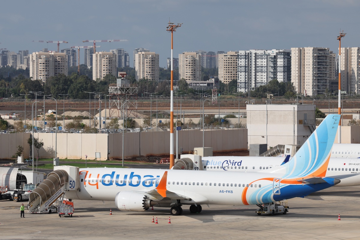videos:-avion-que-volaba-desde-dubai-hacia-tel-aviv-aterriza-de-emergencia-tras-violento-ataque-entre-pilotos