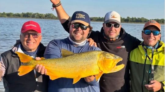 mas-de-83-embarcaciones-y-un-doble-triunfo-historico-en-la-fiesta-del-dorado-entrerriano