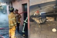 bomberos-acudian-a-apagar-un-incendio-en-puerto-barrios-y-descubren-que-la-vivienda-era-de-tres-de-ellos