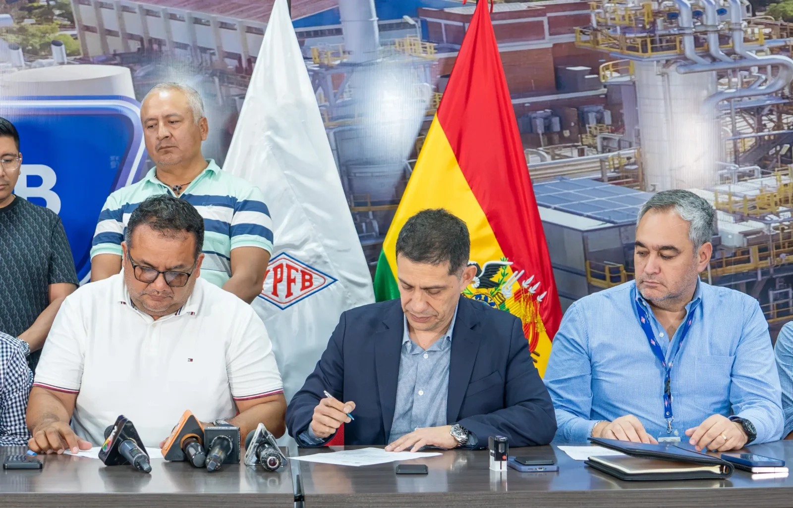 ypfb-y-transportistas-de-glp-acuerdan-acciones-para-garantizar-la-distribucion-de-combustible
