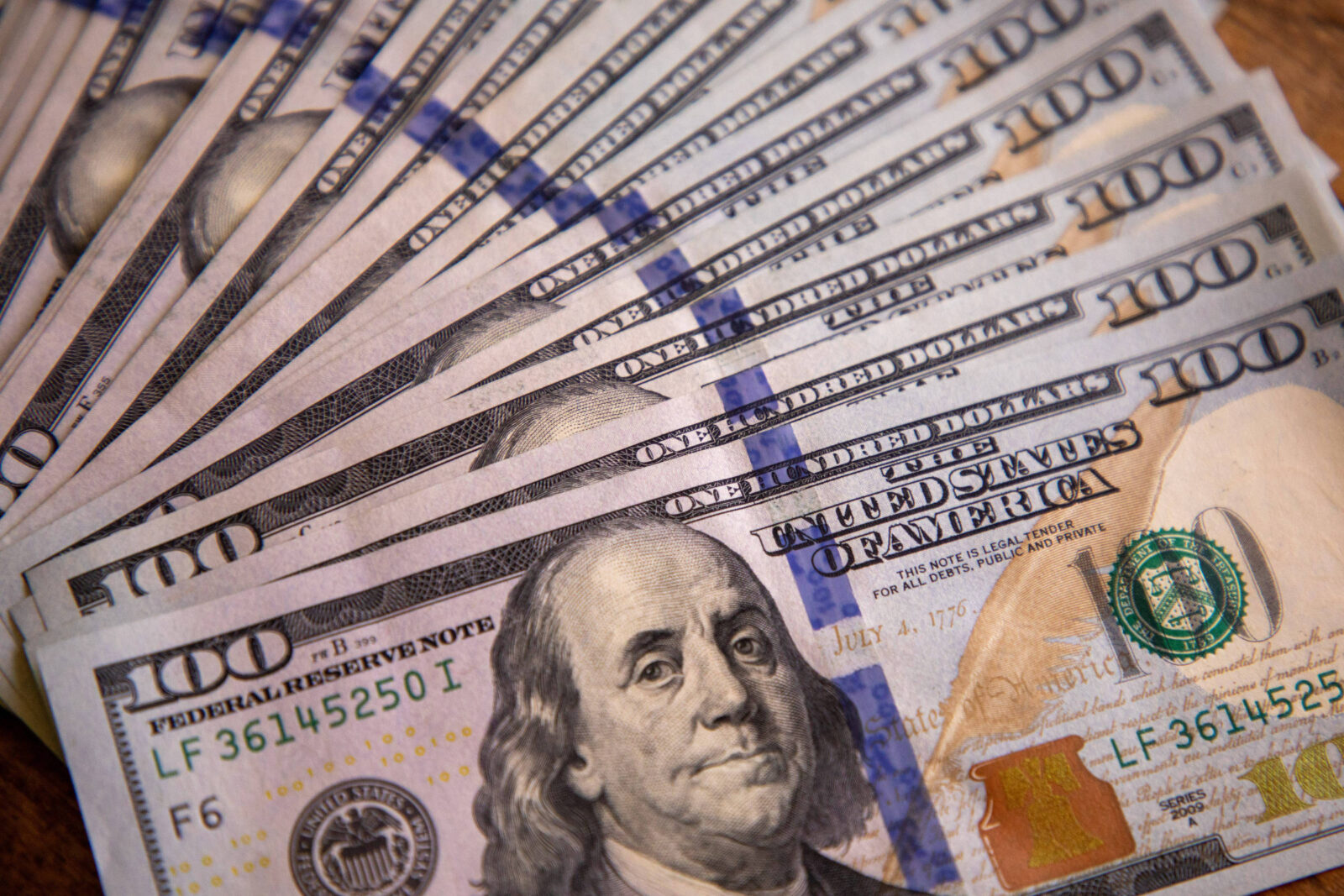 dolar-abre-perto-da-estabilidade-antes-de-nova-pesquisa-datafolha-e-debate-presidencial