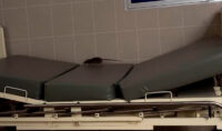 rata-pasea-sobre-camilla-y-se-sube-a-jarra-de-agua-usada-por-pacientes-en-area-de-dengue-de-hospital-essalud-en-piura