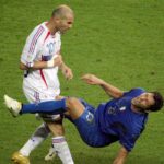 ‘felizmente-nao-fiz-so-isso’:-zidane-reencontra-italia-20-anos-apos-cabecada-em-materazzi