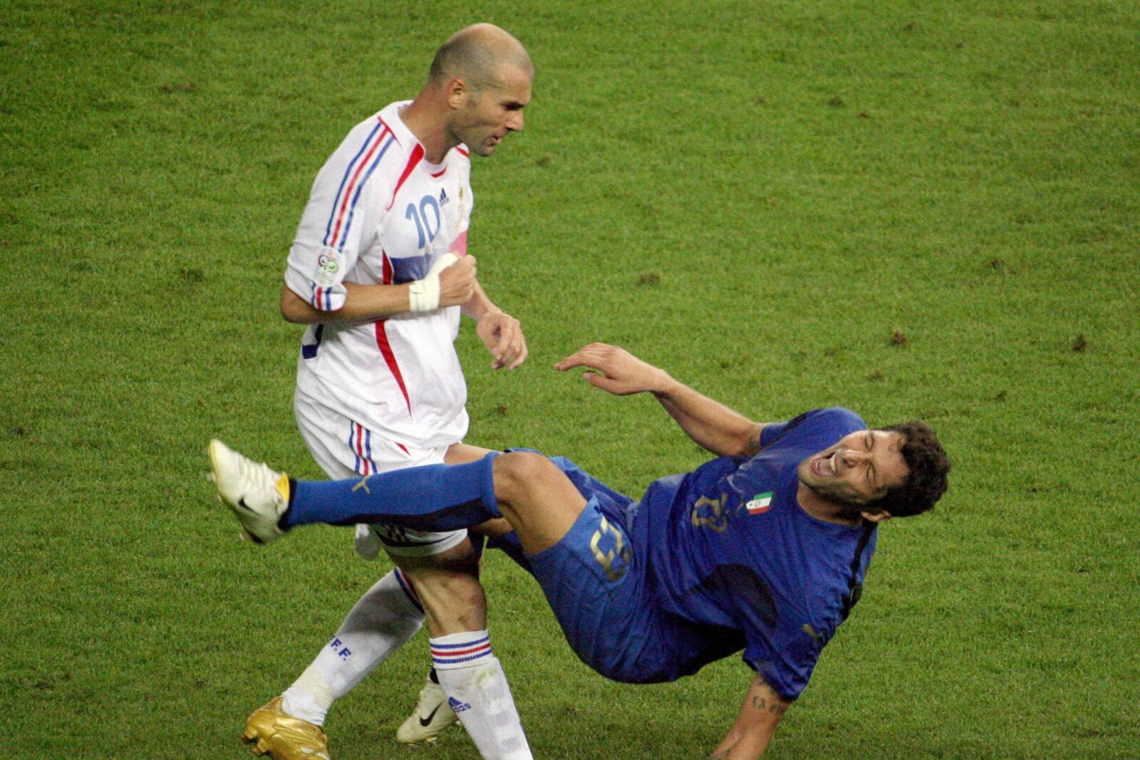 ‘felizmente-nao-fiz-so-isso’:-zidane-reencontra-italia-20-anos-apos-cabecada-em-materazzi