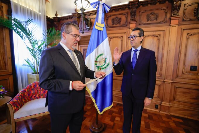 nuevo-ciclo:-menkos-asume-la-conduccion-de-la-politica-monetaria-y-catalan-la-supervision-contra-el-lavado-de-dinero