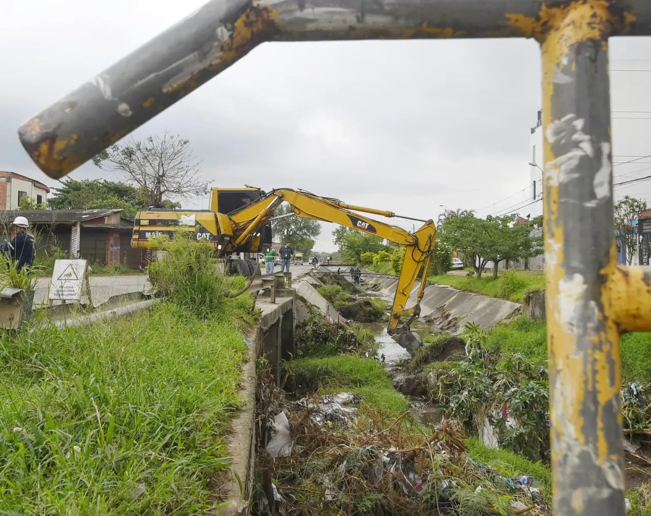 limpieza-de-canales-en-la-urbe-crucena-interviene-45.000-metros-lineales