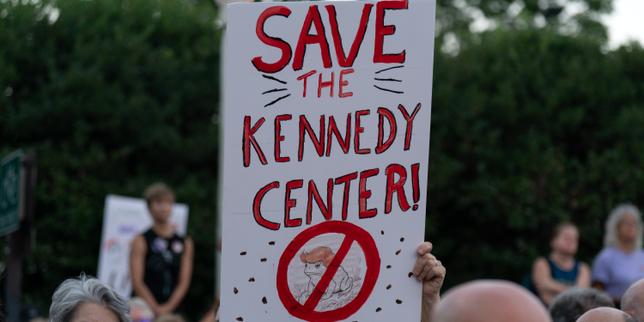 « le-sort-violent-que-fait-subir-donald-trump-au-kennedy-center-est-inimaginable,-mais-la-meme-chose-peut-arriver-demain-a-des-lieux-culturels-en-france »