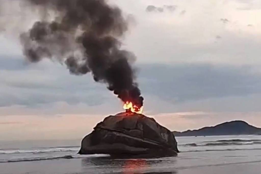 pedra-da-feiticeira-e-incendiada-em-sao-vicente,-no-litoral-paulista;-prefeitura-apura-as-causas