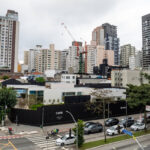 condominios-terao-de-separar-funcoes-de-porteiro-e-vigilante-ate-2027;-entenda
