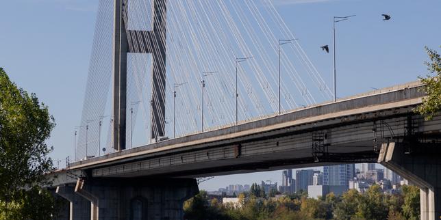 en-direct,-guerre-en-ukraine :-les-bombardements-russes-nocturnes-sur-kiev-ont-fait-un-mort-et-deux-blesses,-un-pont-important-touche