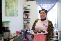 perdio-a-su-hijo-de-3-anos-y-encontro-en-la-cocina-una-razon-para-volver-a-levantarse
