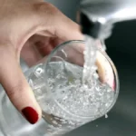 ¿te-parece-que-pagas-demasiado-por-el-agua-potable-o-la-electricidad?-la-encuesta-de-el-observador-que-podes-responder