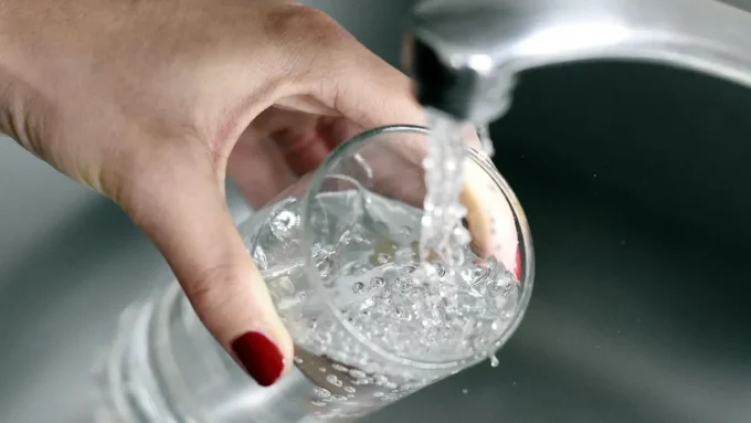 ¿te-parece-que-pagas-demasiado-por-el-agua-potable-o-la-electricidad?-la-encuesta-de-el-observador-que-podes-responder