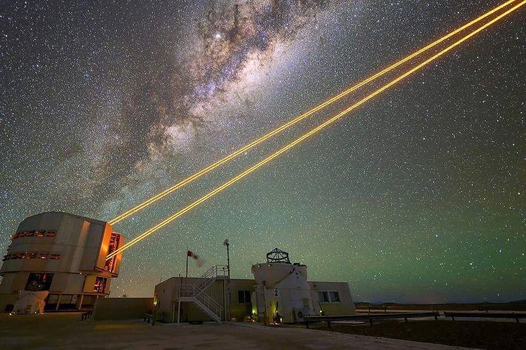 por-que-astronomos-fabricam-estrelas-falsas-com-lasers-gigantes?