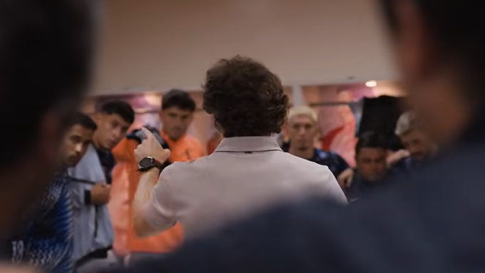 asi-fue-la-arenga-de-diego-forlan-a-sus-jugadores-de-la-seleccion-uruguaya;-mira-el-video-de-la-intimidad-del-vestuario-ante-corea-del-sur-en-el-que-tambien-hablaron-bentancur-y-gimenez