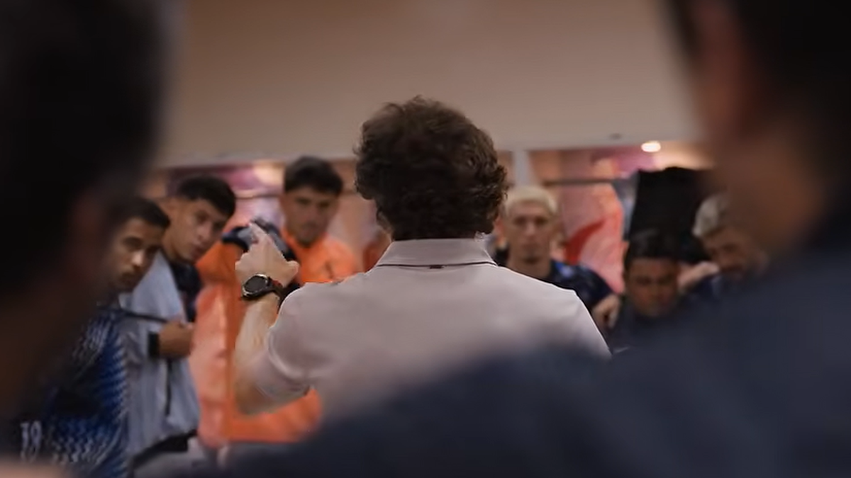 asi-fue-la-arenga-de-diego-forlan-a-sus-jugadores-de-la-seleccion-uruguaya;-mira-el-video-de-la-intimidad-del-vestuario-ante-corea-del-sur-en-el-que-tambien-hablaron-bentancur-y-gimenez