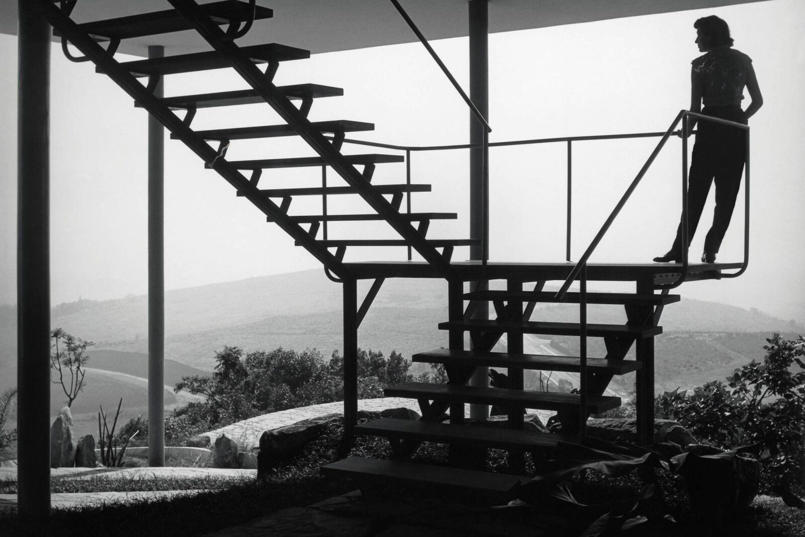 mostra-celebra-a-arquitetura-da-casa-de-vidro,-primeira-construcao-de-lina-bo-bardi