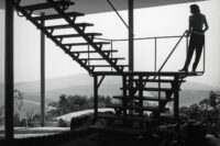 mostra-celebra-a-arquitetura-da-casa-de-vidro,-primeira-construcao-de-lina-bo-bardi