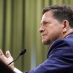 etats-unis :-donald-trump-s’apprete-a confier-le dossier-de l’ia-au chef-du renseignement-americain,-jay-clayton