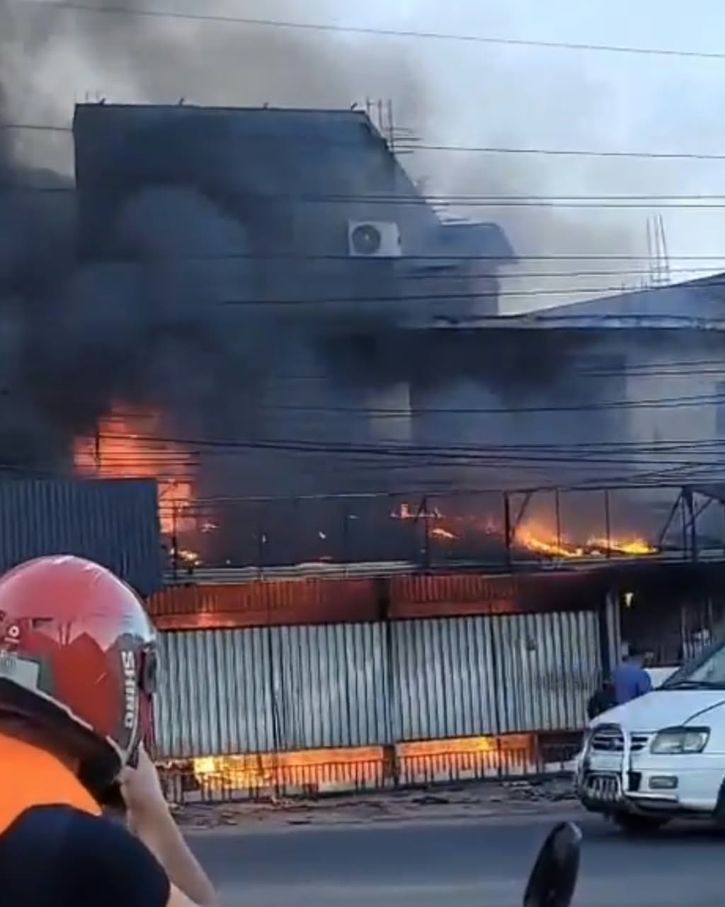 (video)-feroz-incendio-desata-desvio-a-san-antonio-y-moviliza-a-bomberos