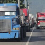 transportistas-son-sancionados-con-multa-de-q200-por-transitar-en-carril-indebido