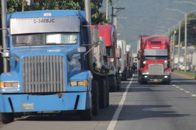 transportistas-son-sancionados-con-multa-de-q200-por-transitar-en-carril-indebido