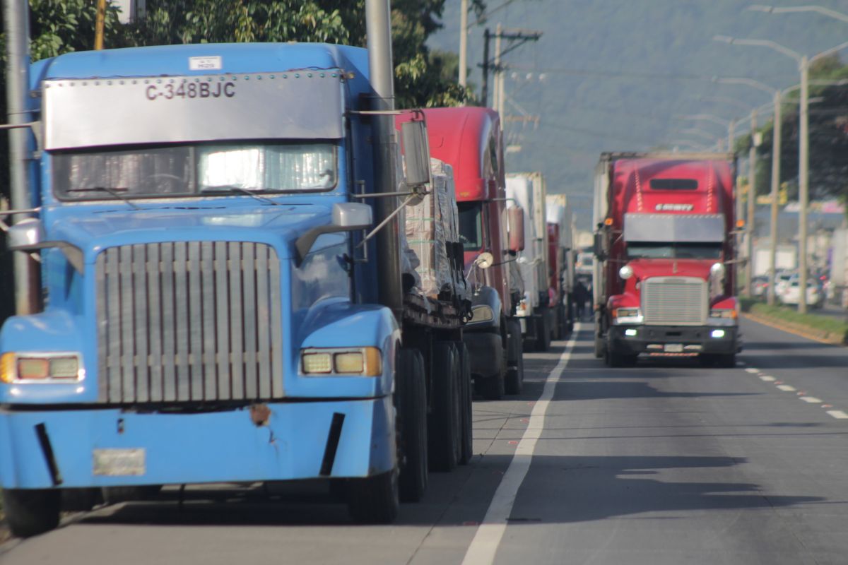 transportistas-son-sancionados-con-multa-de-q200-por-transitar-en-carril-indebido