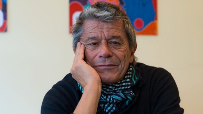 emmanuel-carrere,-los-aplausos-en-el-solis-y-un-mano-a-mano-con-el-observador:-“se-me-recordara-por-el-adversario,-pero-me-gustaria-que-mi-nombre-fuera-asociado-a-de-vidas-ajenas”