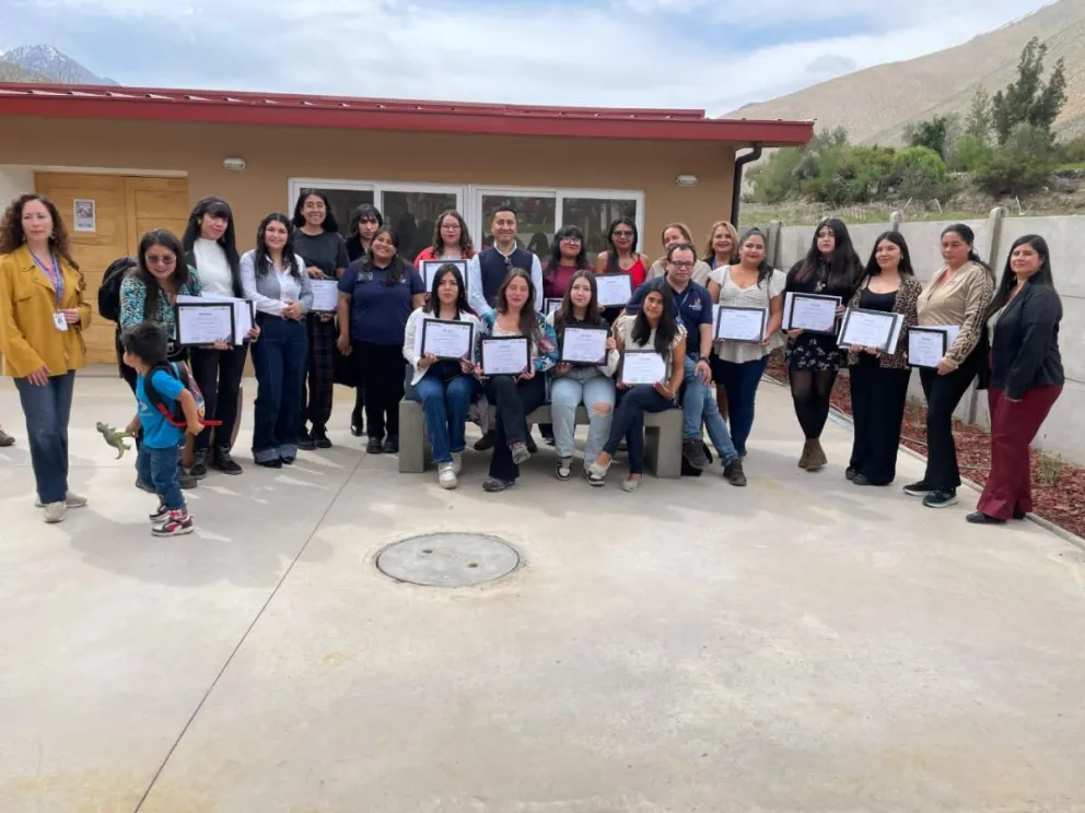 mas-de-20-mujeres-de-paihuano-se-certifican-en-curso-de-manicure-y-pedicure