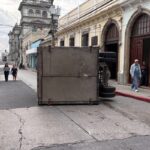 vehiculo-volcado-complica-transito-por-centro-historico