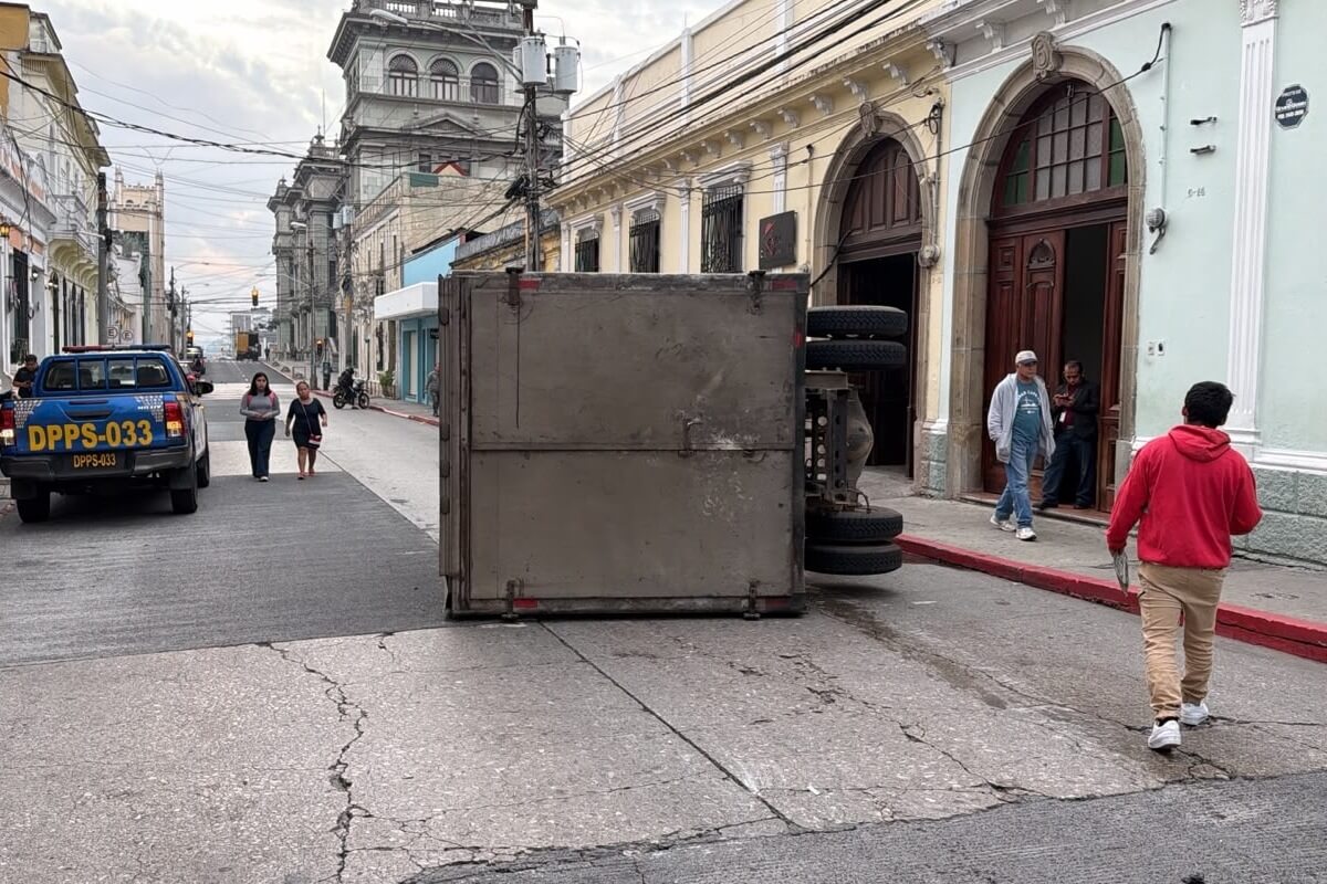 vehiculo-volcado-complica-transito-por-centro-historico