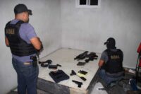arsenal,-municiones-y-11-paquetes-de-cocaina:-el-hallazgo-de-la-pnc-en-la-reinita