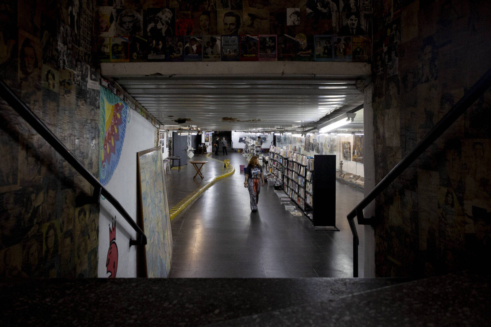 passagem-da-consolacao,-na-regiao-da-paulista,-vive-impasse-sobre-venda-de-livros-e-acordo-com-bar